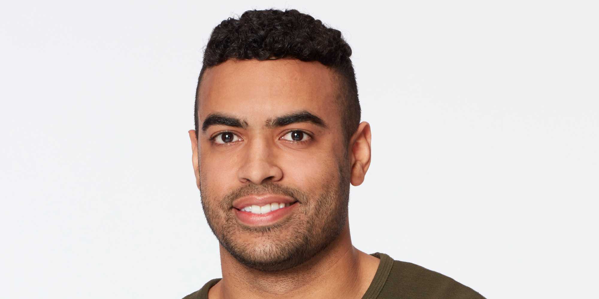 Джастин Глейз на 17 сезоне "The Bachelorette" улыбается на белом фоне