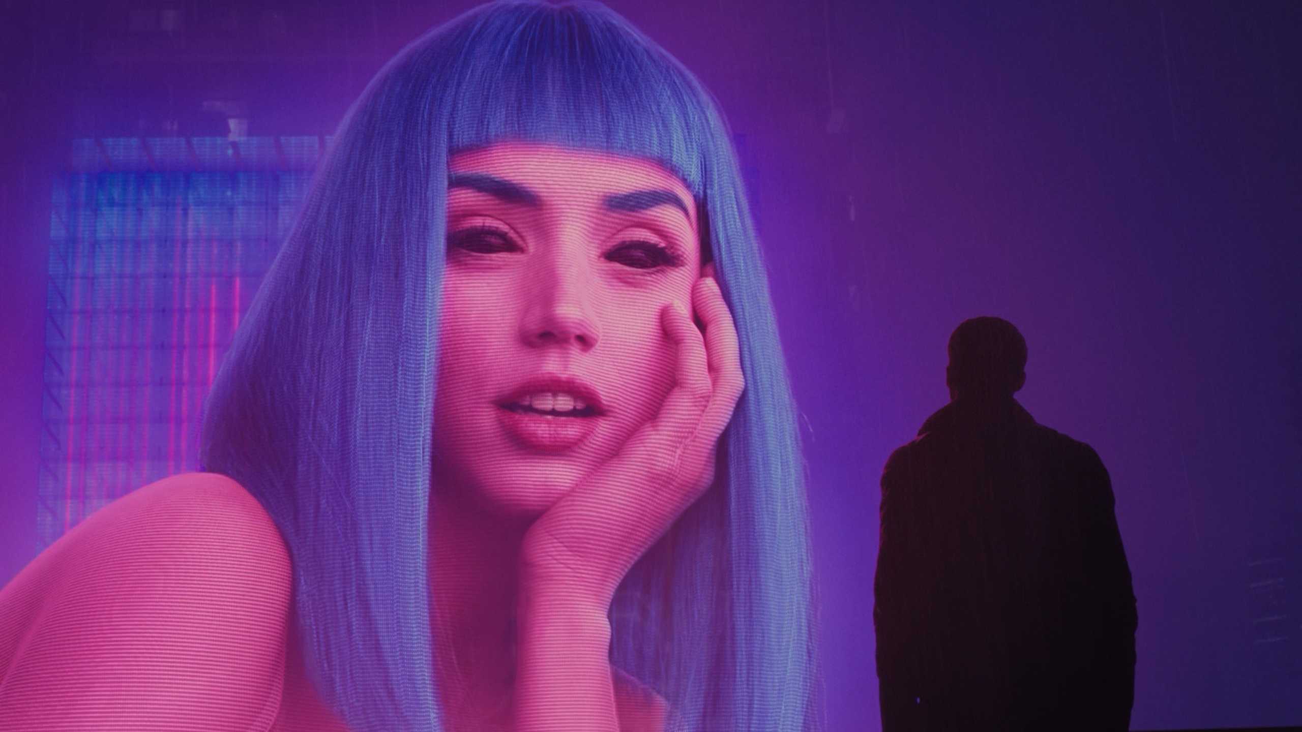 K смотрит на Joi в Blade Runner 2049