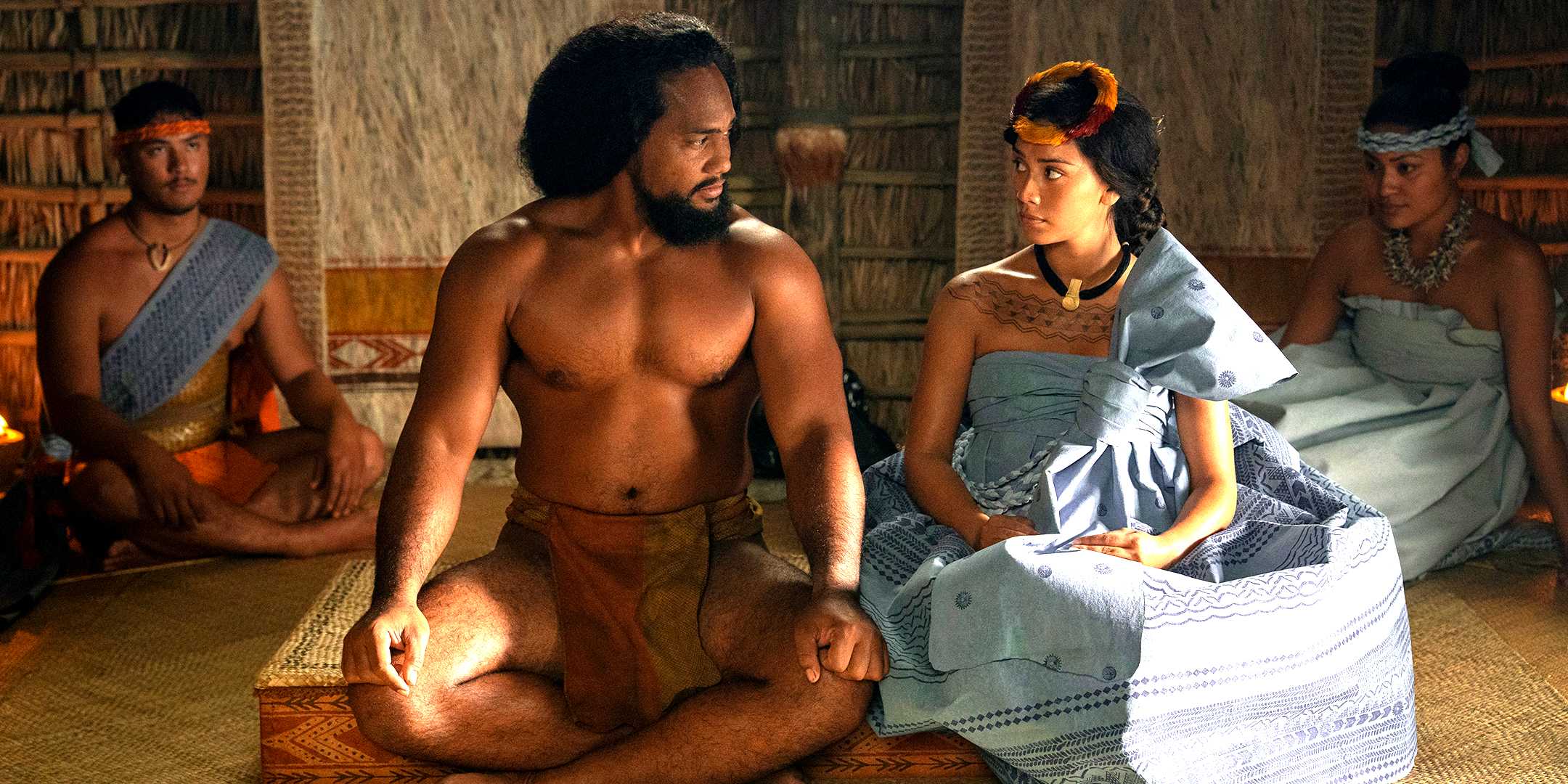 Ка'иана Макуа, Кемехамеха, и Луциана Букана, Ка'ахуману, смотрят друг на друга, сидя в *Chief of War*