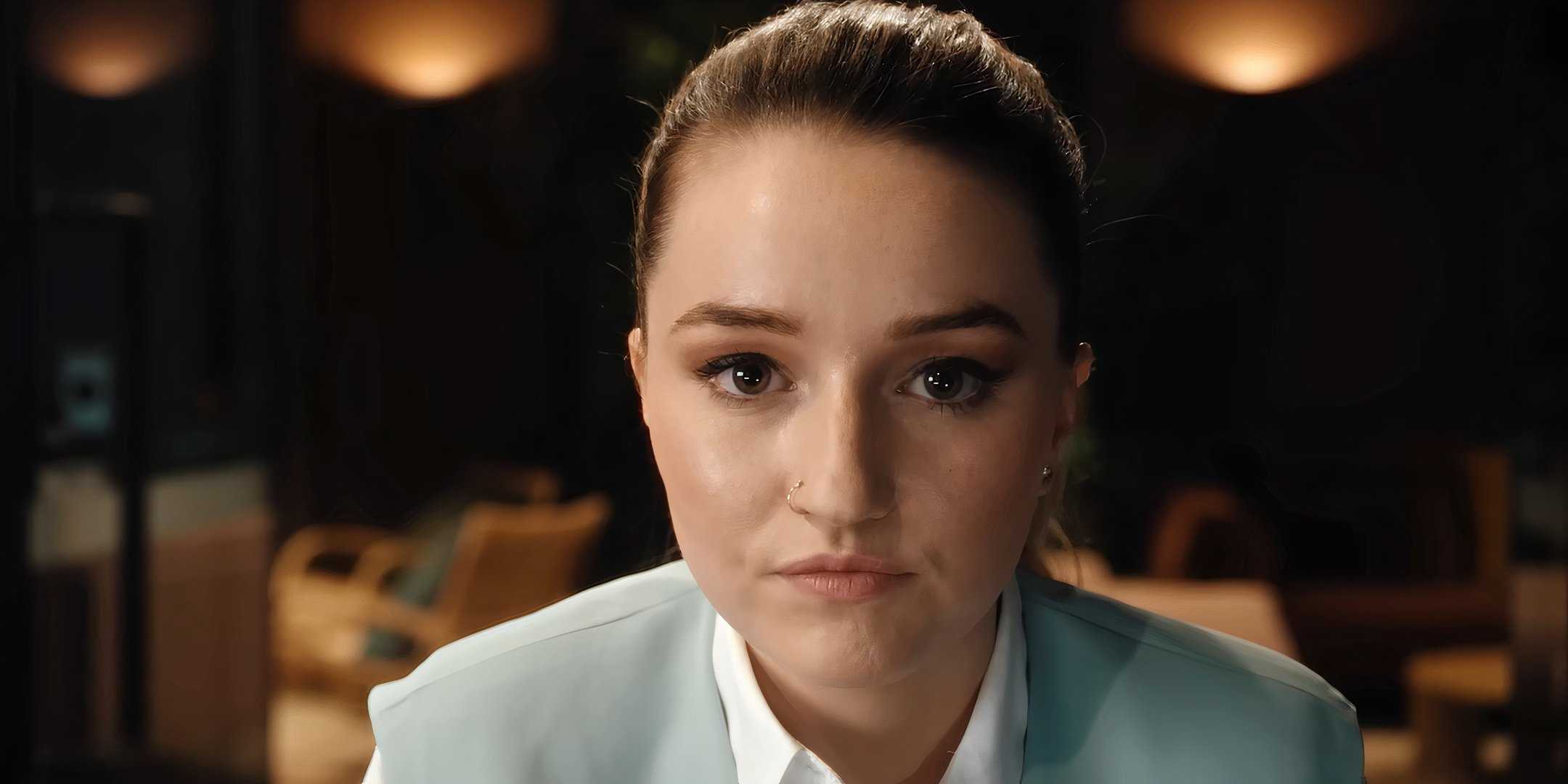 Кейтлин Девер в роли Беллы, злобно смотрящей в камеру в Apple Cider Vinegar