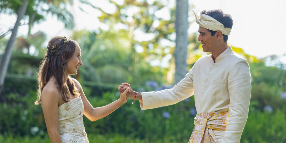 Кейтлин Девер и Макс Бутьер держатся за руки и улыбаются друг другу в фильме "Билет в рай"