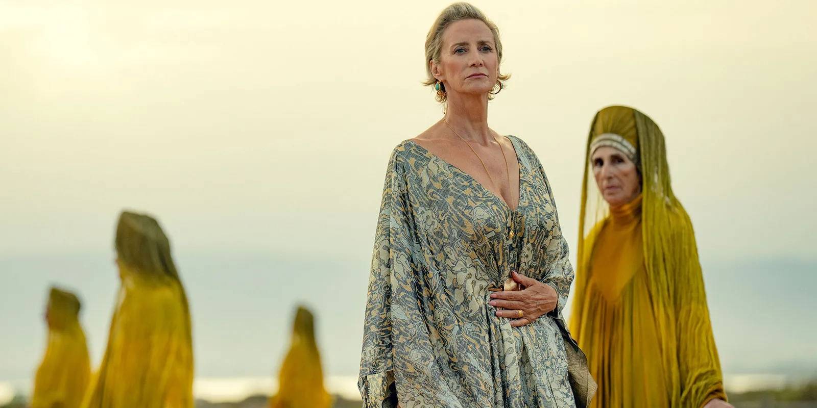 Гер (Дженет МакТир) выглядит серьезно и окружена своими последователями в Kaos