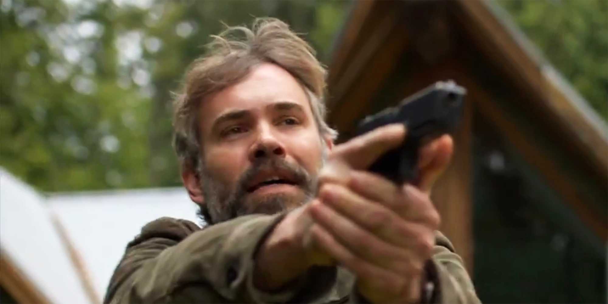 Карл Альберг держит в руках пистолет в эпизоде "Убийство в маленьком городке"