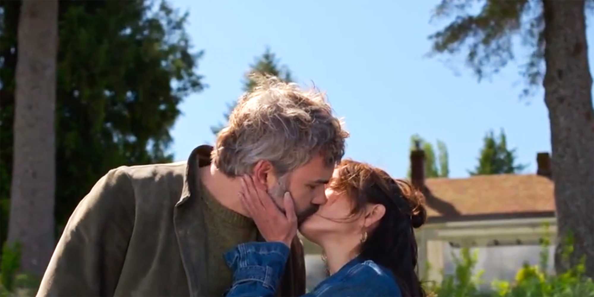 Карл и Кассандра целуются в "Убийство в маленьком городке"