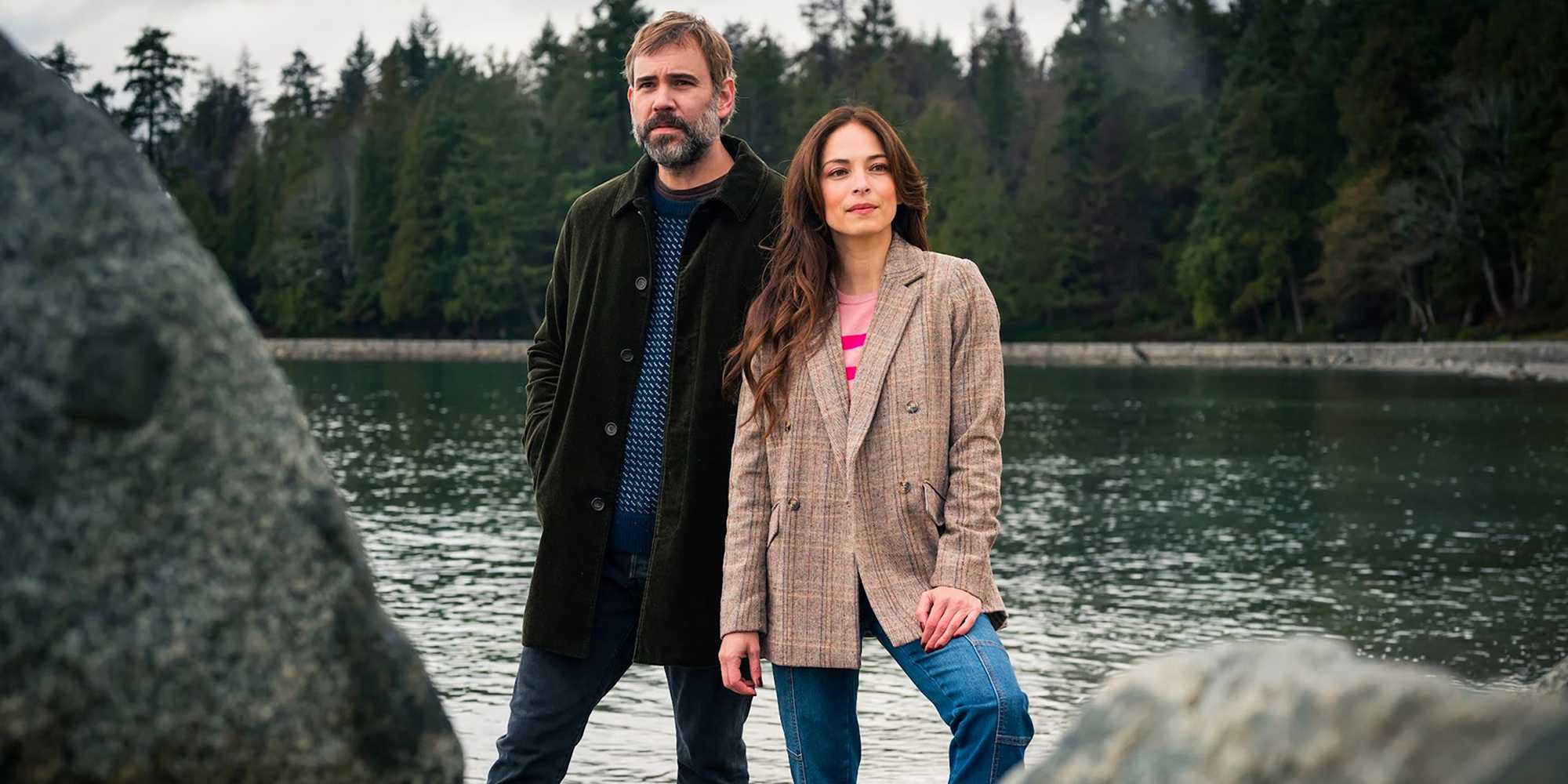 Карл и Кассандра у воды в "Убийство в маленьком городке"-1