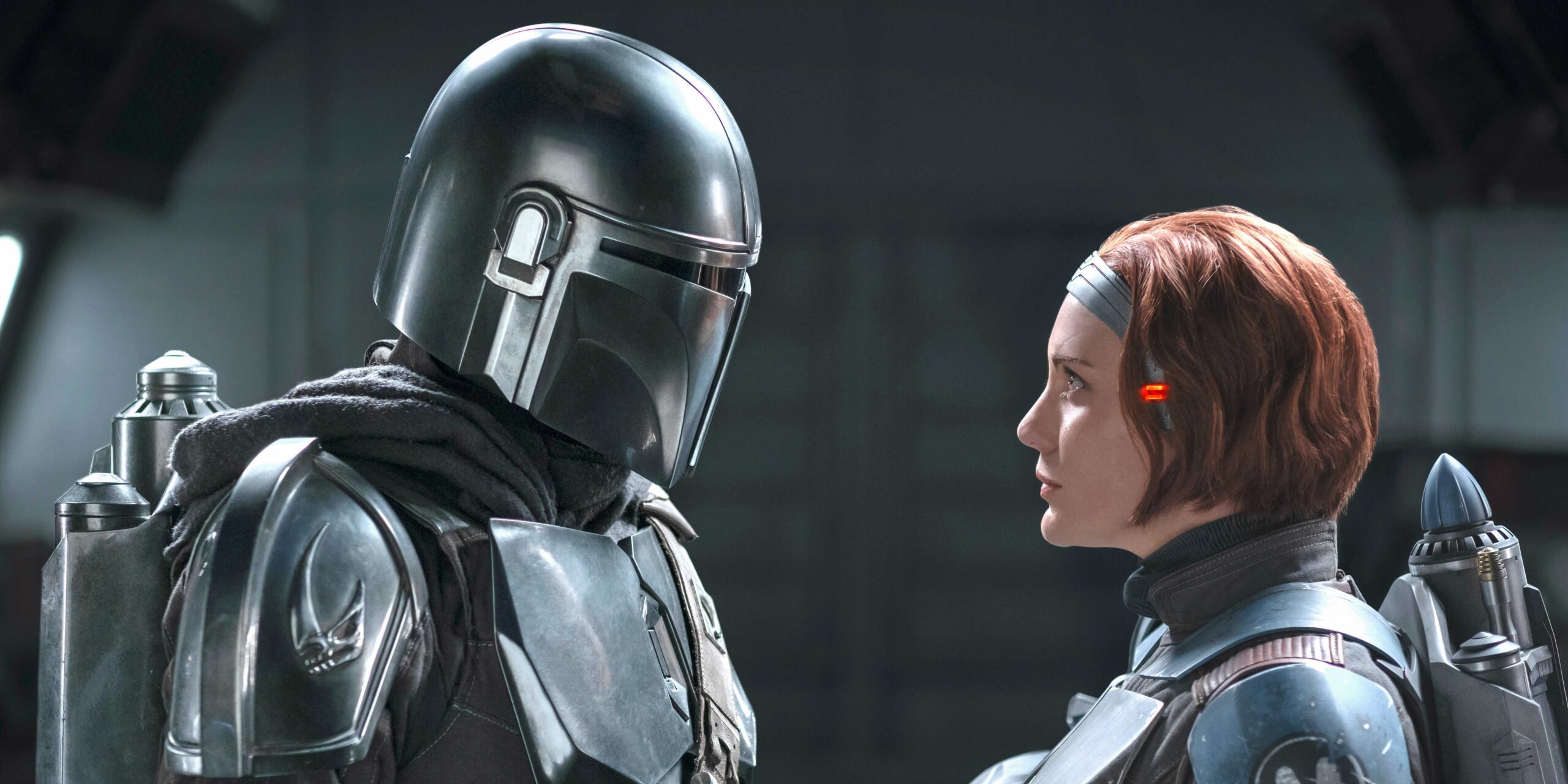 Katee Sackhoff и Педро Паскаль смотрят друг на друга из The Mandalorian