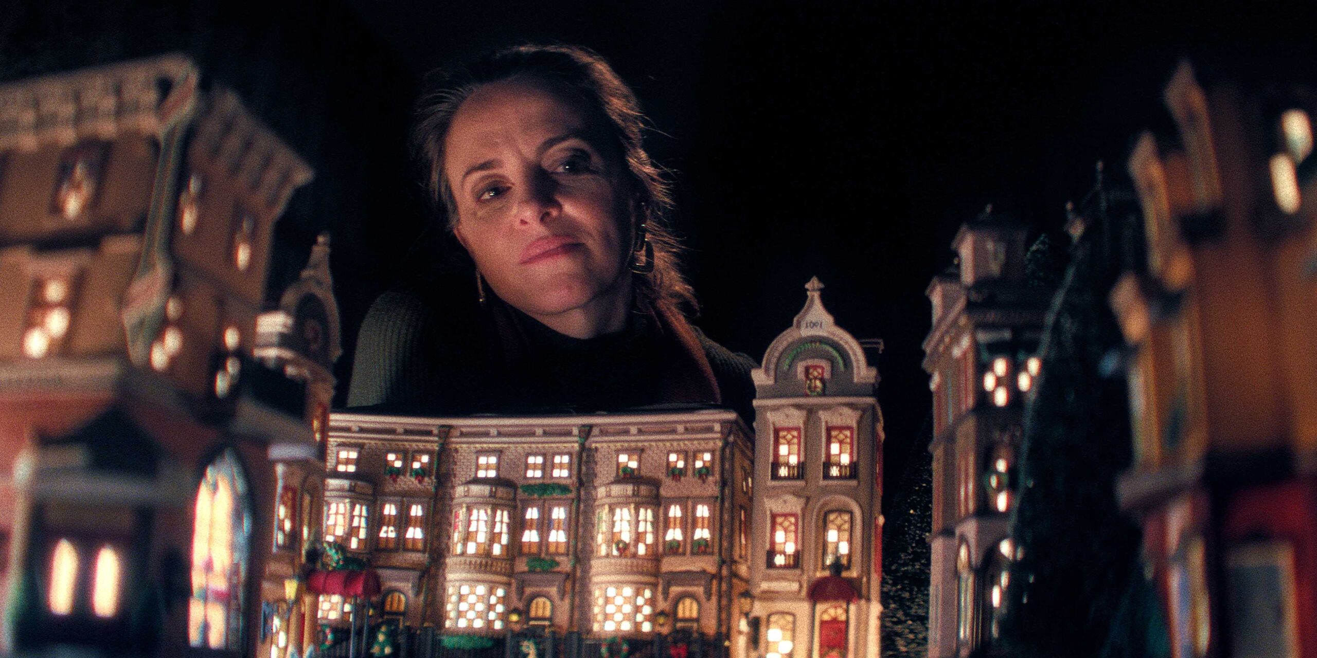 Кэти смотрит на модель города на Рождество в «Рождество в Миллерс-Пойнт»