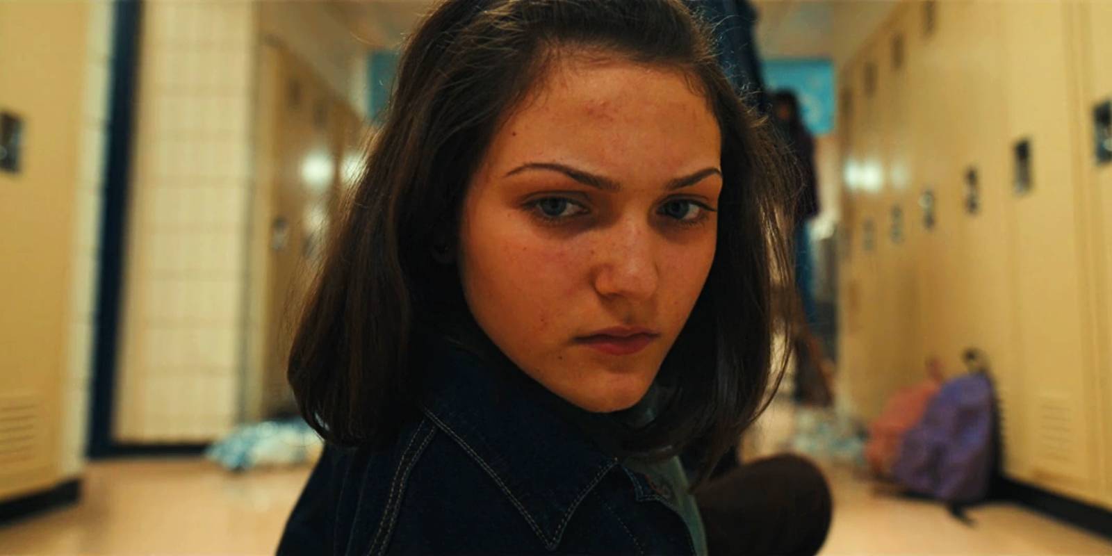 Келли Эллард выглядит расстроенной в "Под мостом"