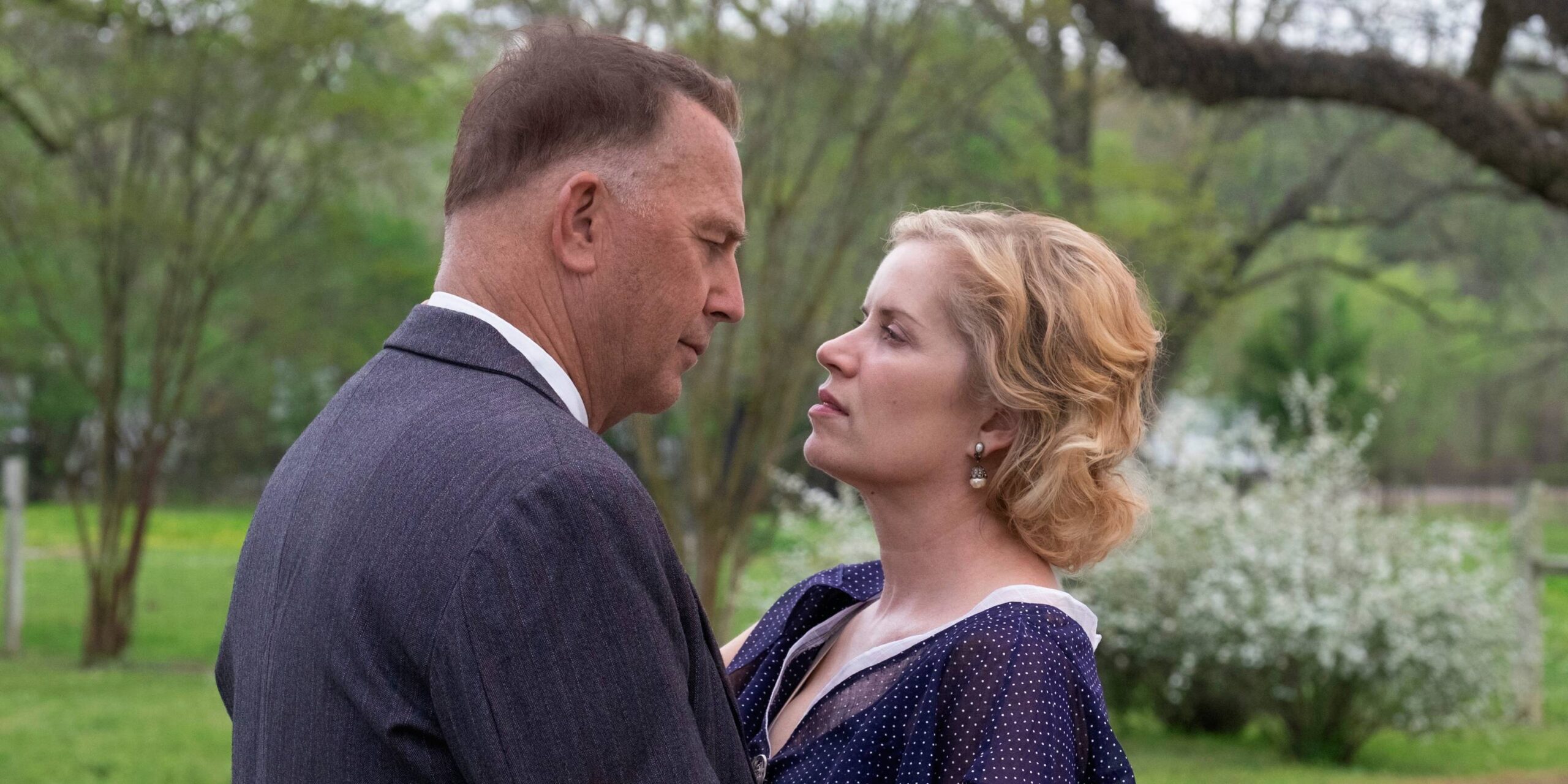 Кевин Костнер и Ким Диккинс в фильме "The Highwaymen"