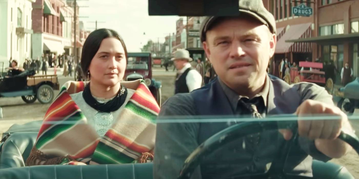 Леонардо ДиКаприо и Лили Гладстон в машине в фильме *Убийцы цветов*.