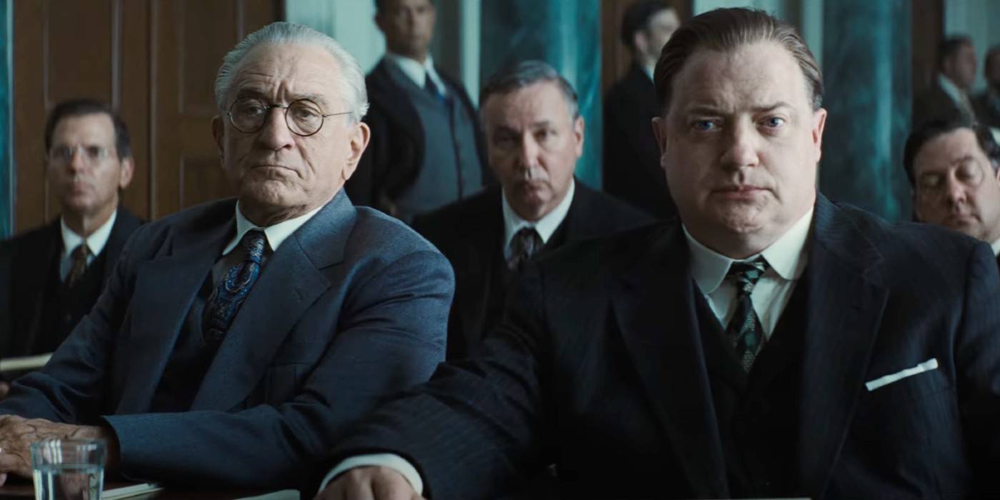 Роберт Де Ниро в роли Уильяма Хейла и Брендан Фрейзер в роли У. С. Хэмптона сидят в зале суда в фильме "Убийцы из "Цветов"