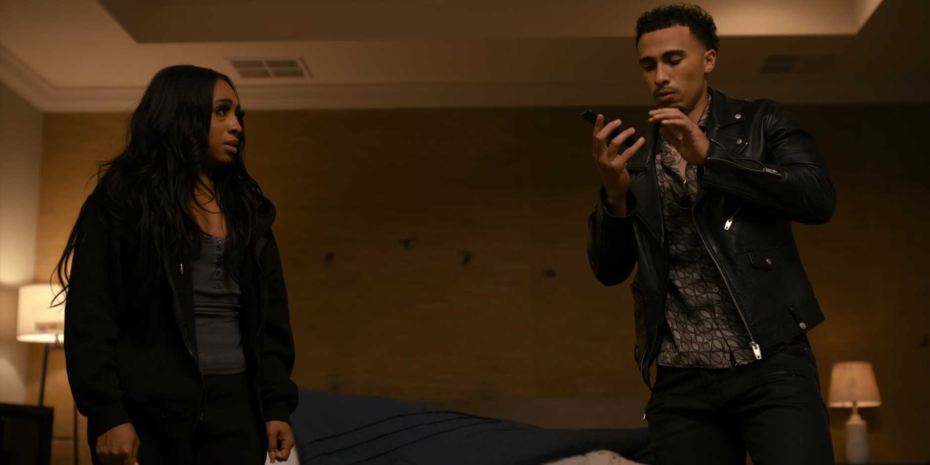 Кимми и Анжел стоят над Хорсом в Beauty in Black