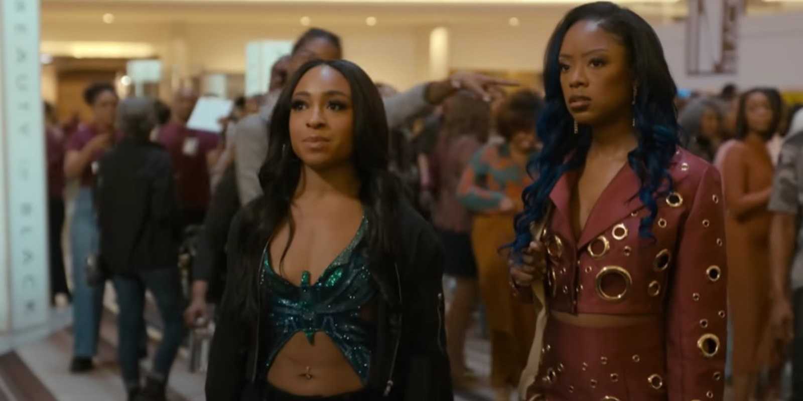 Кимми и Рейн смотрят вдаль в фильме "Beauty in Black"