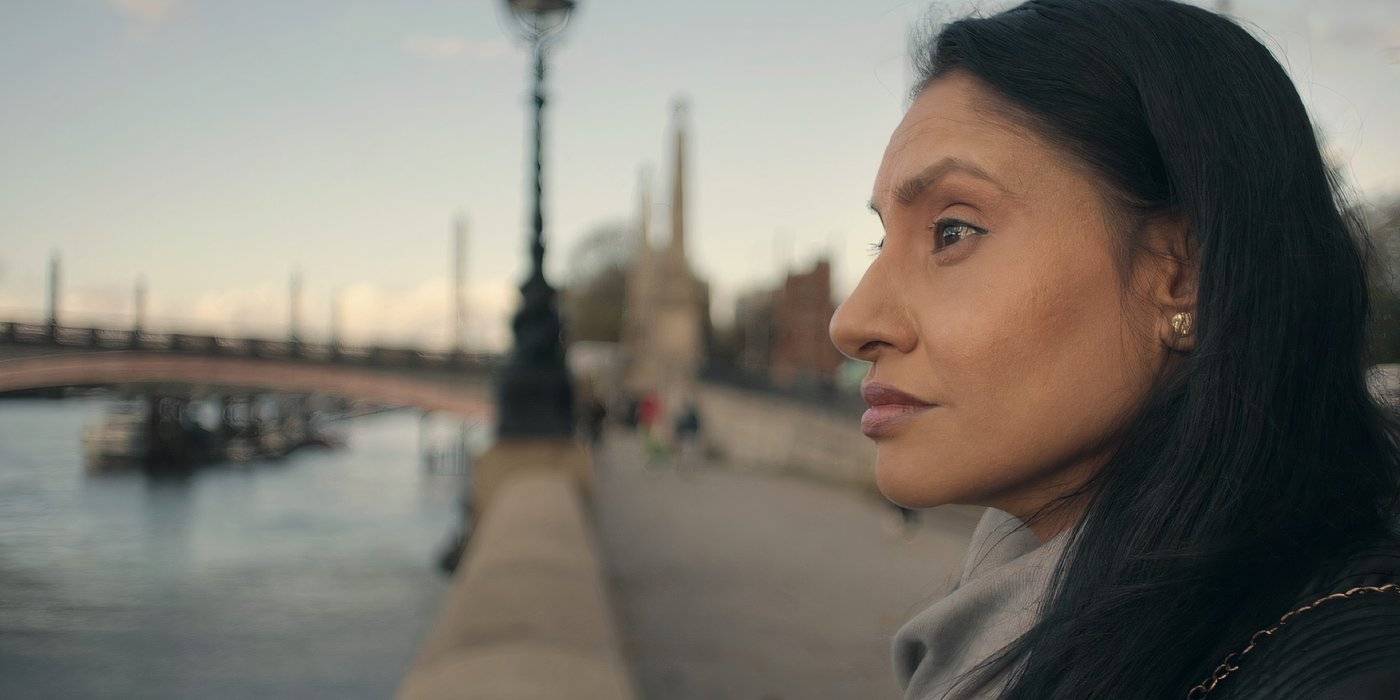 Кират Асси смотрит на реку в "Sweet Bobby"