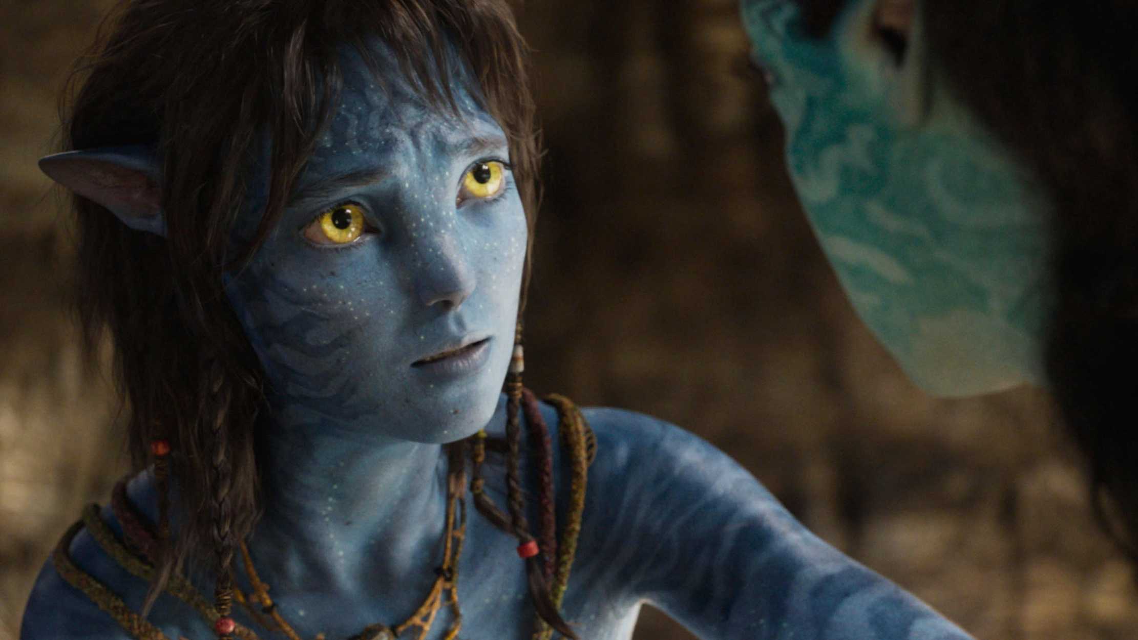 Кира смотрит обеспокоенно на представителя Мекайни в фильме Avatar Fire and Ash