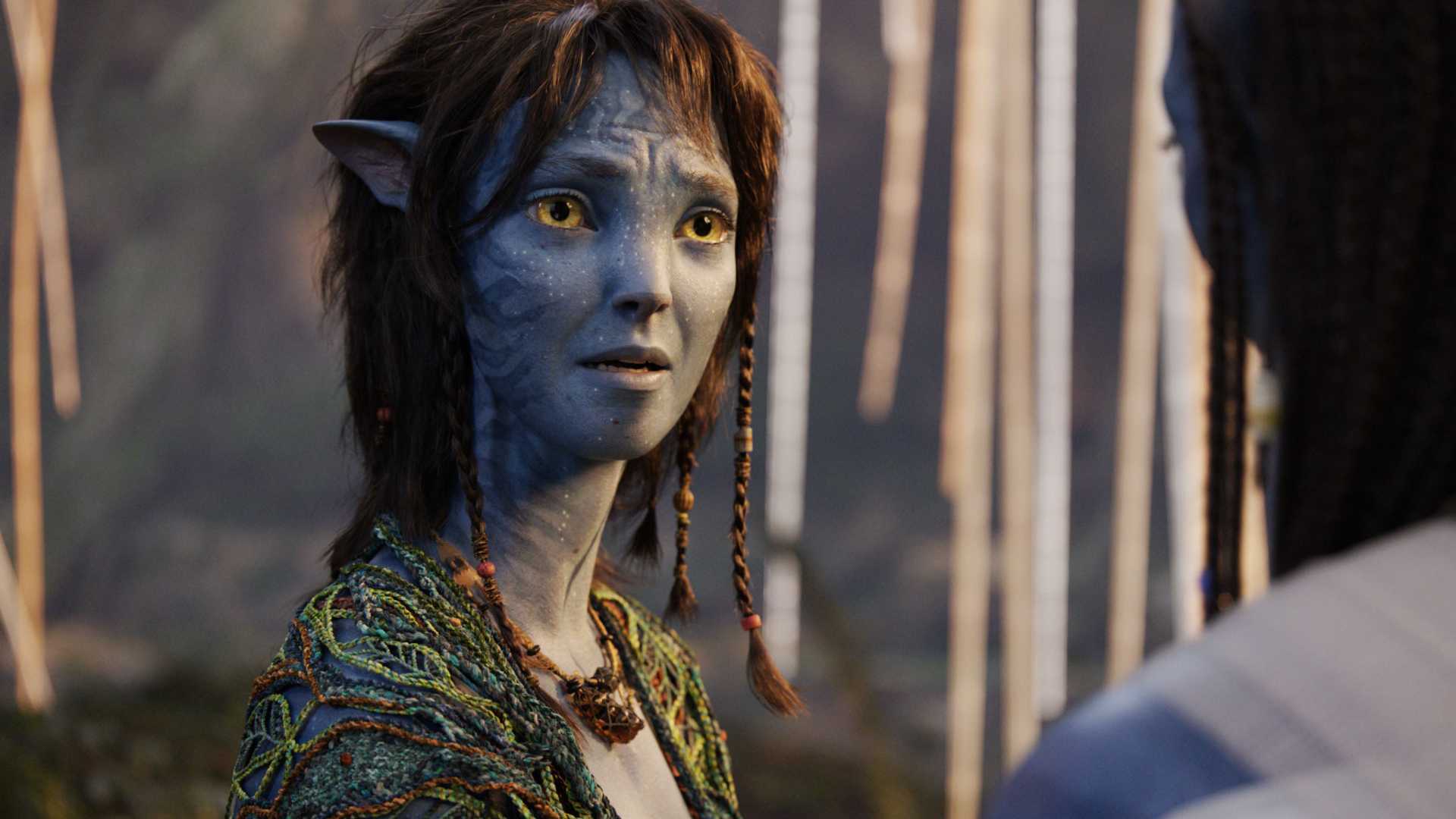 Кира, выглядящая обеспокоенной и испуганной в фильме "Avatar: Fire & Ash"