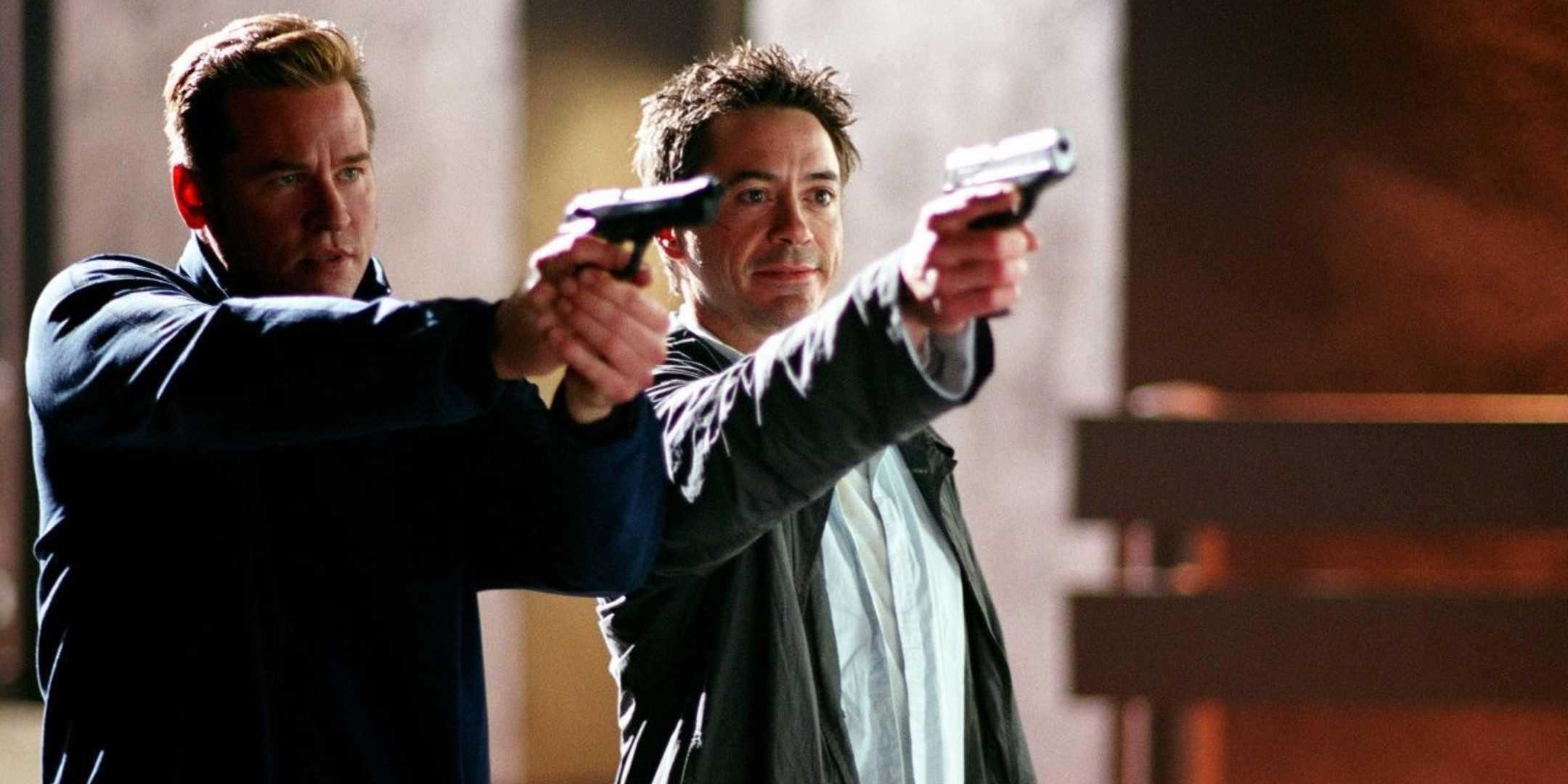 Вал Килмер и Роберт Дауни-младший указывают пистолетами в сторону в фильме «Кис-Кис Банг Банг»