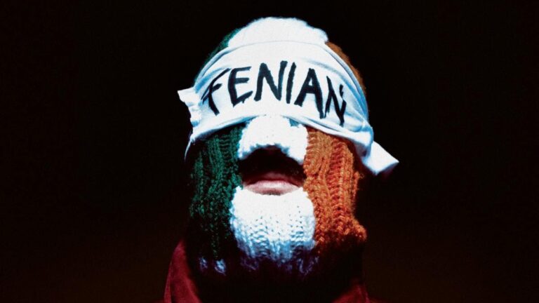 Ирландский рэп-группа Kneecap выпускает мощную композицию о историческом хаосе «Smugglers & Scholars»