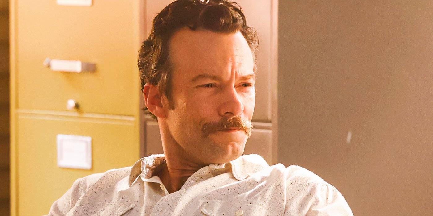 Кайл Шмид в роли Майка Фрэнка с суровым взглядом в NCIS: Origins