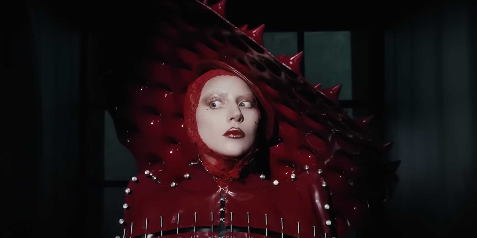 Lady Gaga в красном костюме в клипе Abracadabra