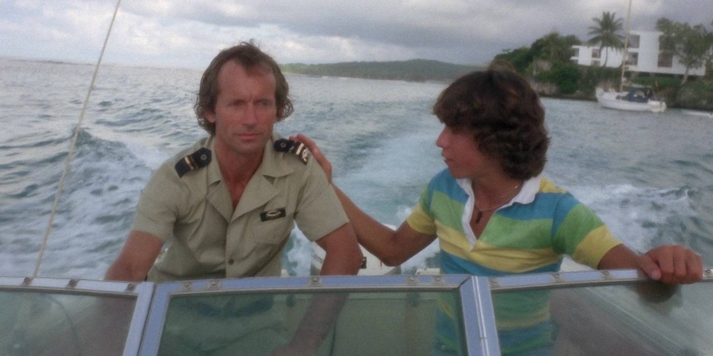 Ленс Хенриксен на катере в фильме "Piranha II"