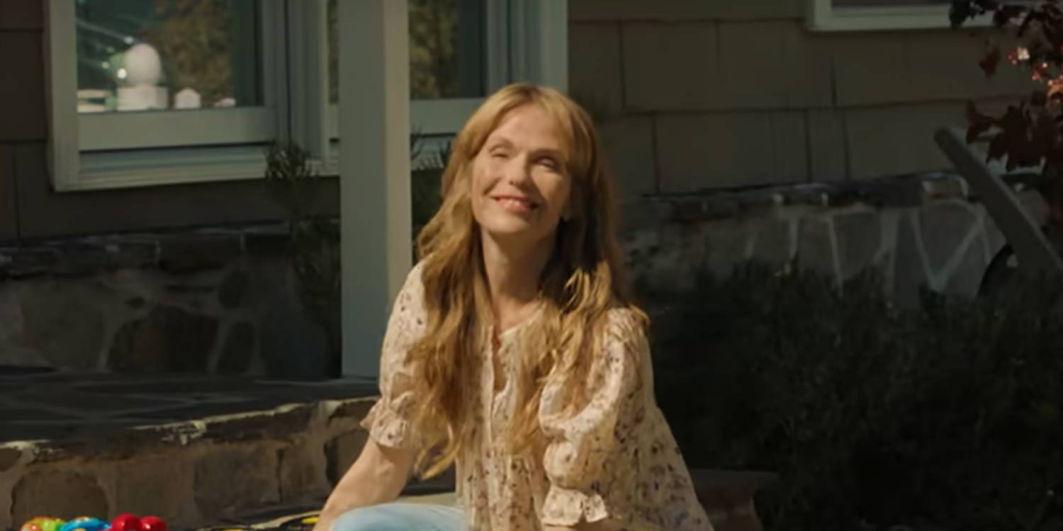 Лиа Келли сидит на ступенях своего дома.