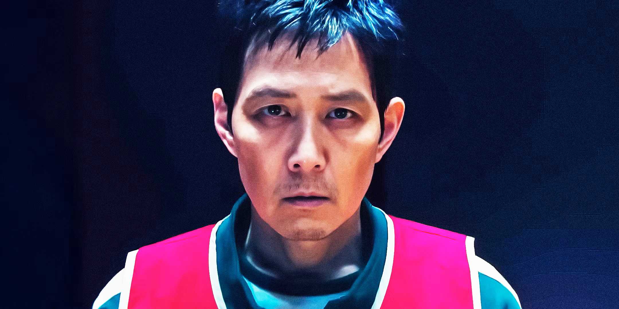 Ли Чжун-джей в роли Сон Ги-хуна в 2 сезоне "Игра в кальмара" в красном жилете