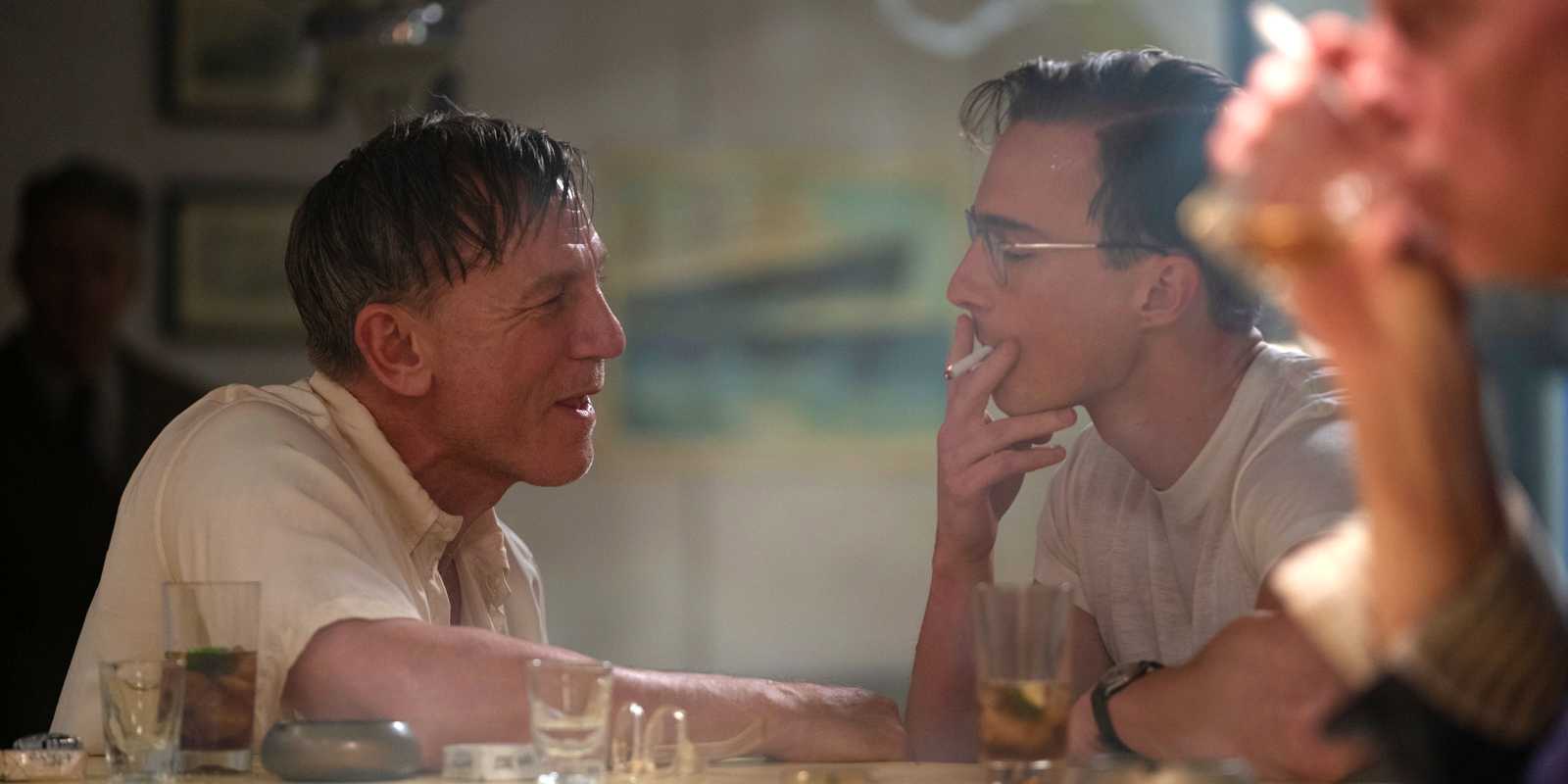 Ли разговаривает с Дженом, когда он курит в Queer