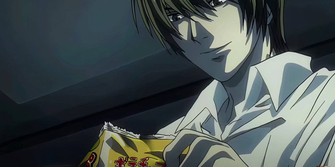 Light Yagami открывает пачку чипсов с зловещей ухмылкой в Death Note.