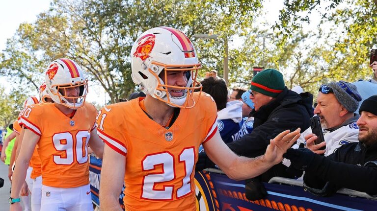 Хоккеисты «Тампа Бэй Лайтнинг» вышли на игру в полных формах «Буканирос» перед матчем на открытом воздухе