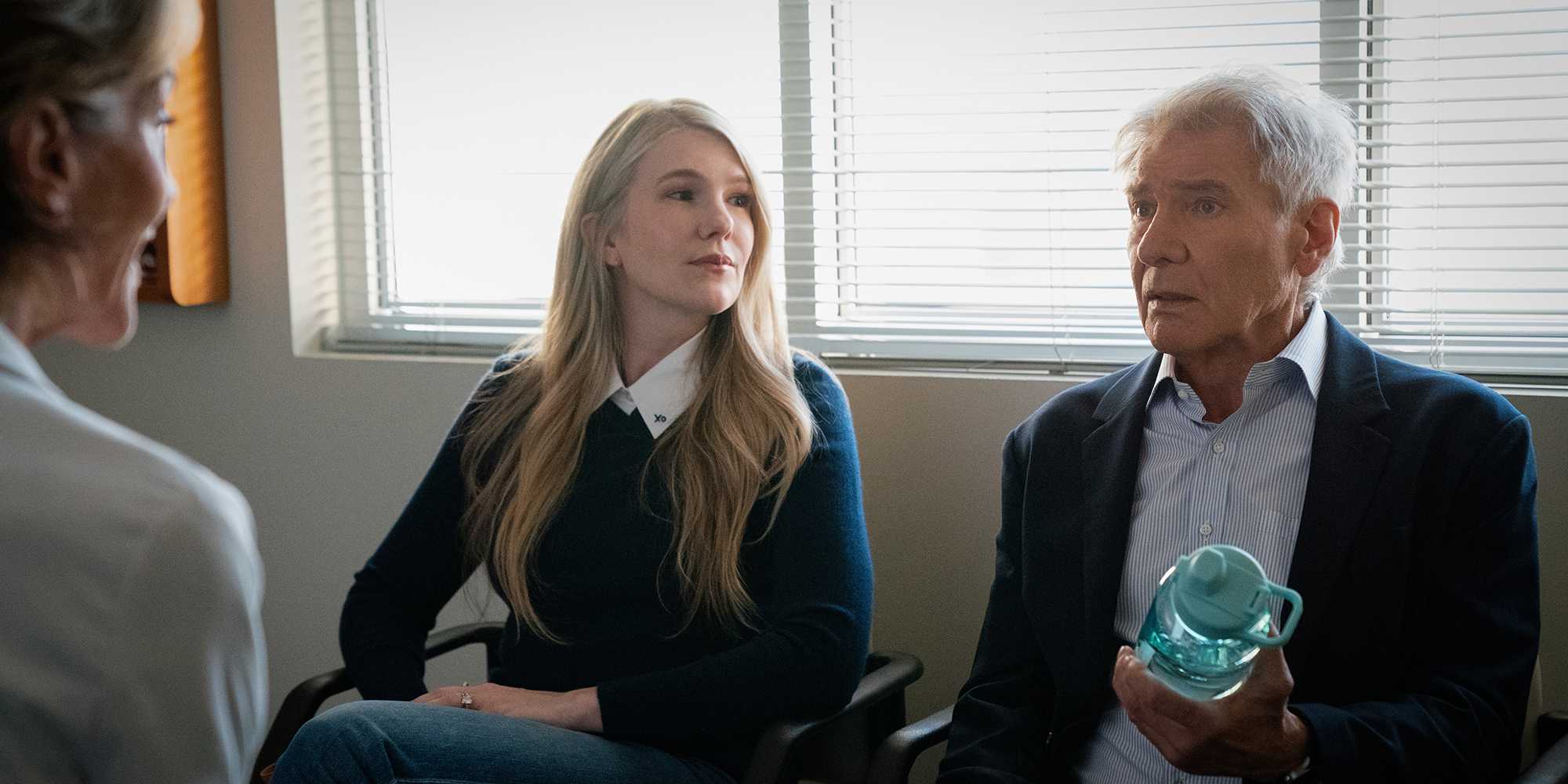 Пол (Гаррисон Форд) держит синюю бутылку с водой и сидит рядом с Мэг (Лили Рэйб) в "Shrinking"