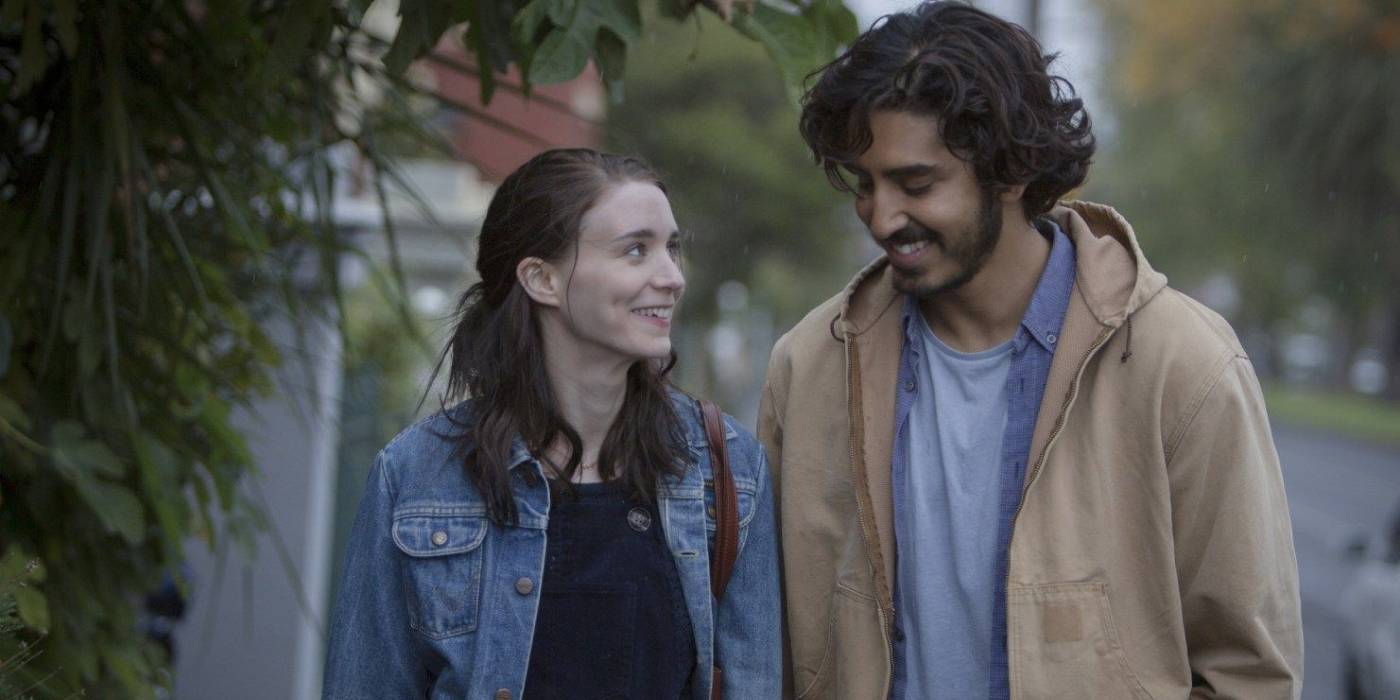 Сару и Люси нежно смотрят друг на друга в фильме «Lion».