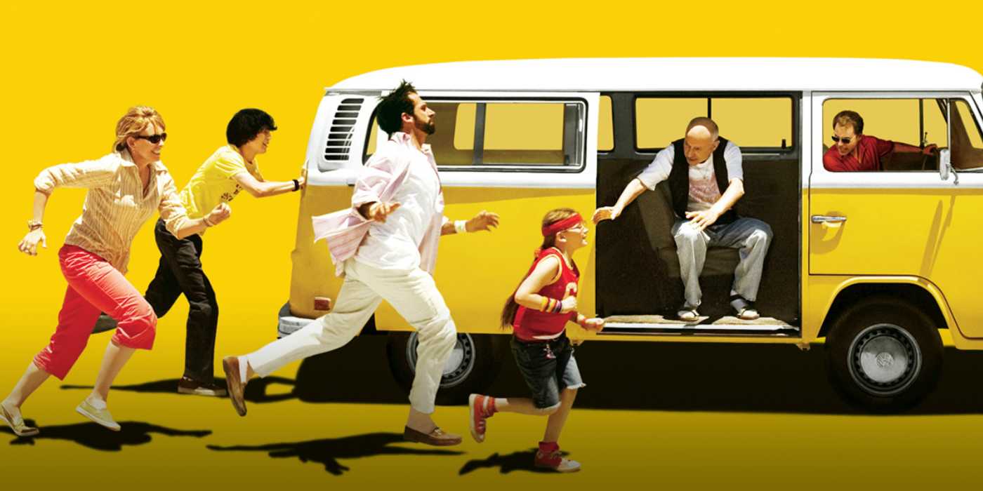 Семья бежит к машине на постере к фильму "Little Miss Sunshine"