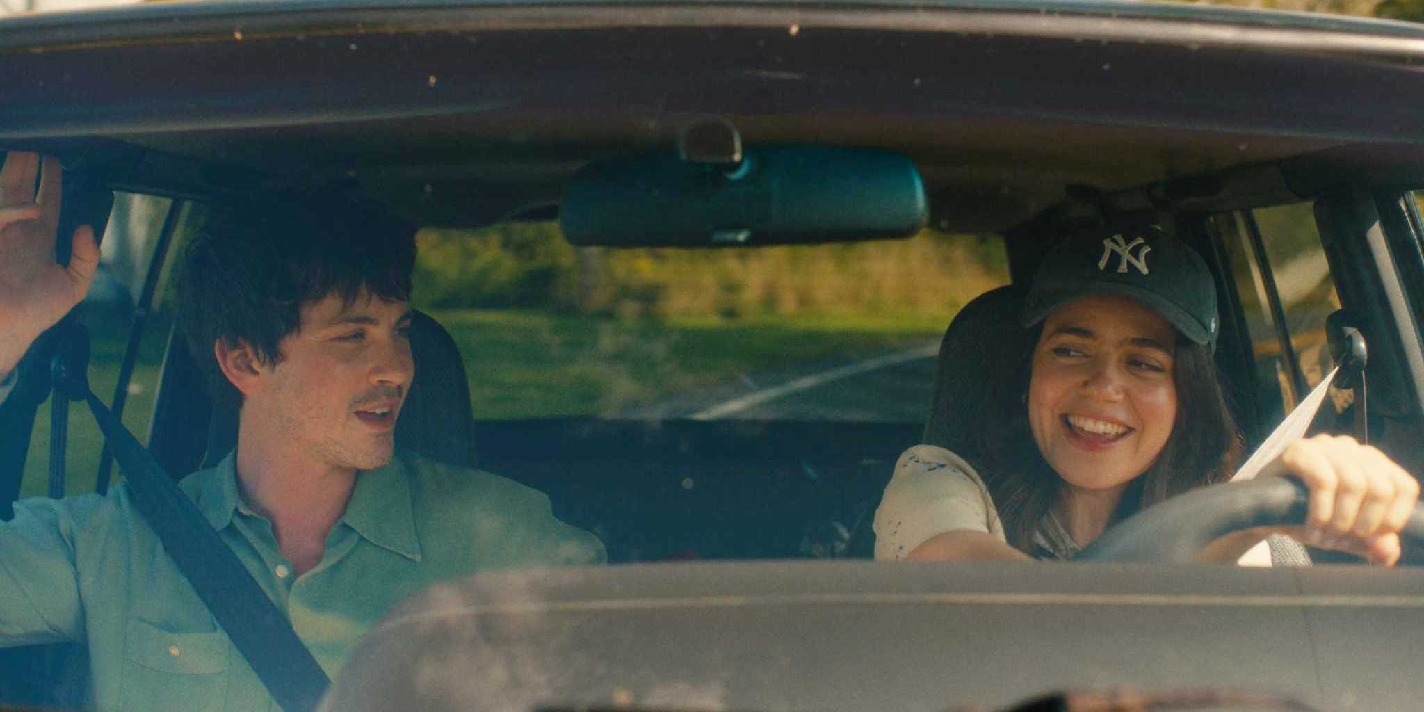 Логан Лерман и Молли Гордон сидят в передних сиденьях автомобиля в фильме Oh Hi