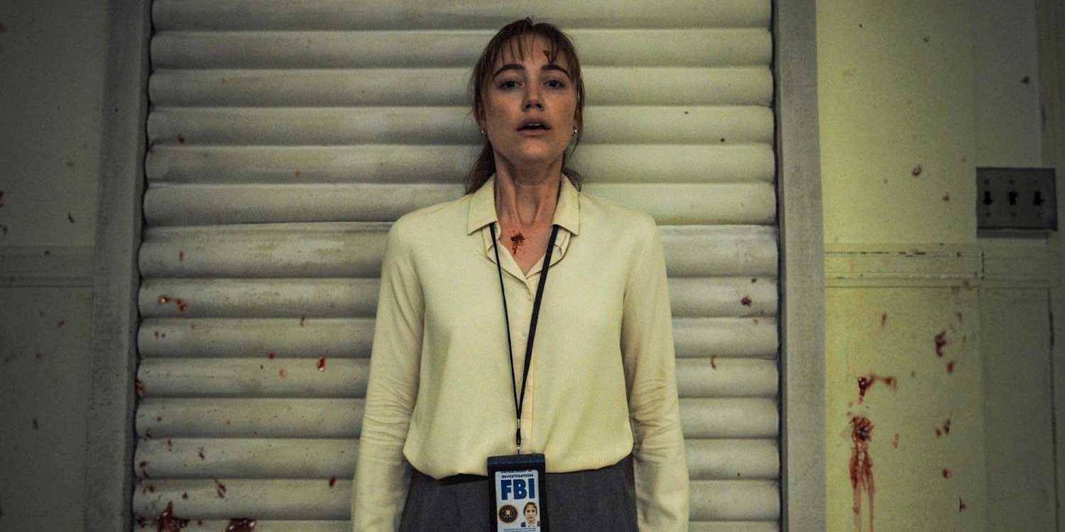 Майка Монро в роли агента Ли Харкер стоит у стены в "Longlegs"