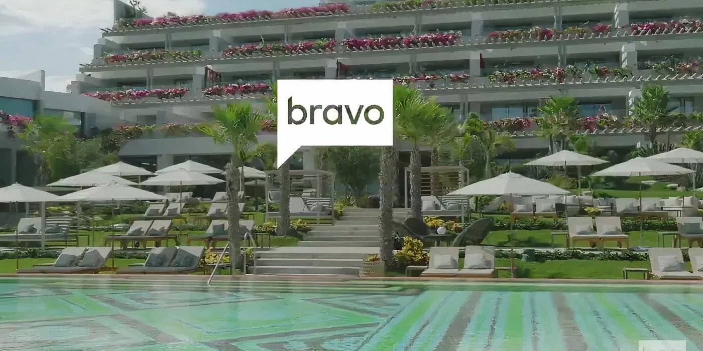 Изображение Love Hotel сезона 1 с бассейном и зданием на заднем плане с логотипом шоу.