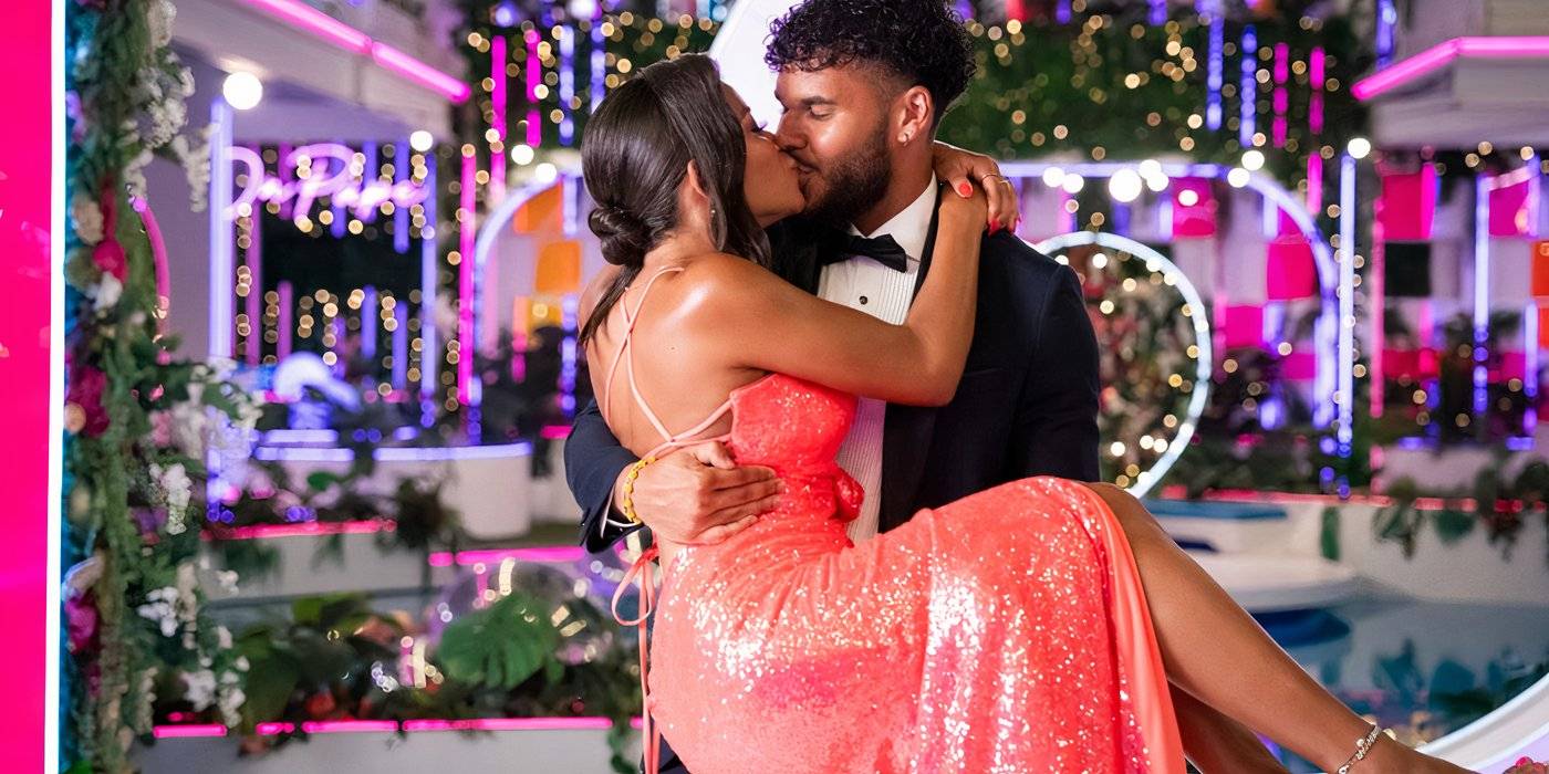 Победители 7 сезона Love Island USA, Амай Эспинал и Брайан Ареналес, целуются в вилле.