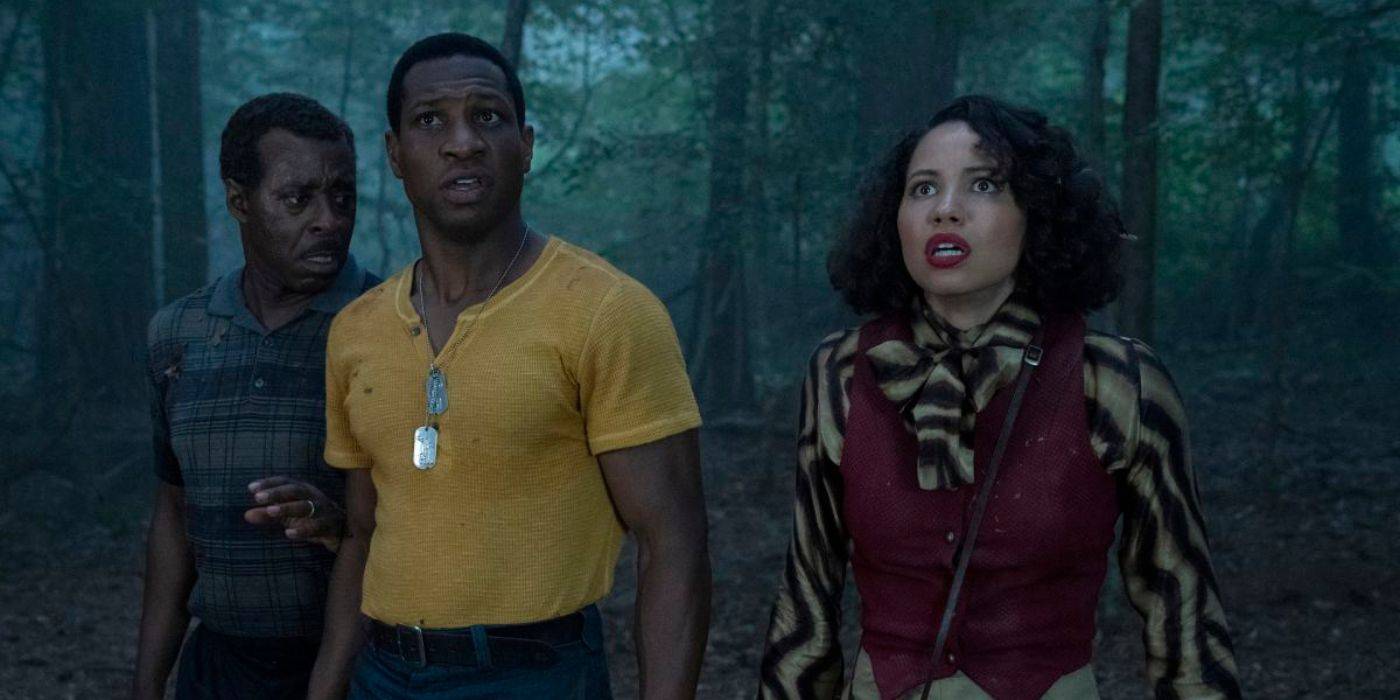 Три персонажа в Lovecraft Country, стоящие в лесу, с удивленным выражением лица