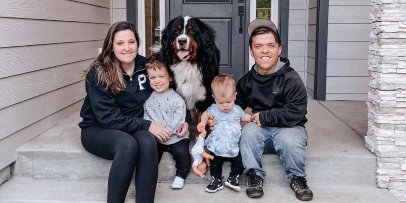 Звезды "Little People Big World" Тори и Зах Роллоф сидят на веранде с детьми и собакой