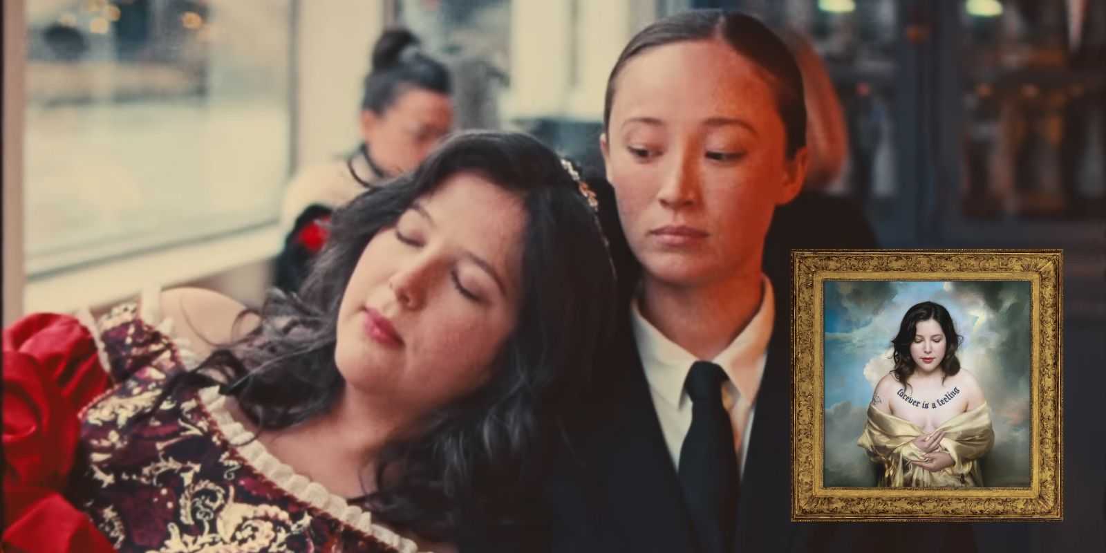 Люси Дакус, опирающаяся на Хавана Роуз Лиу