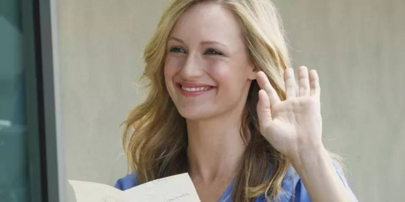 Керри Биш, машущая рукой как Люси в девятом сезоне "Scrubs"