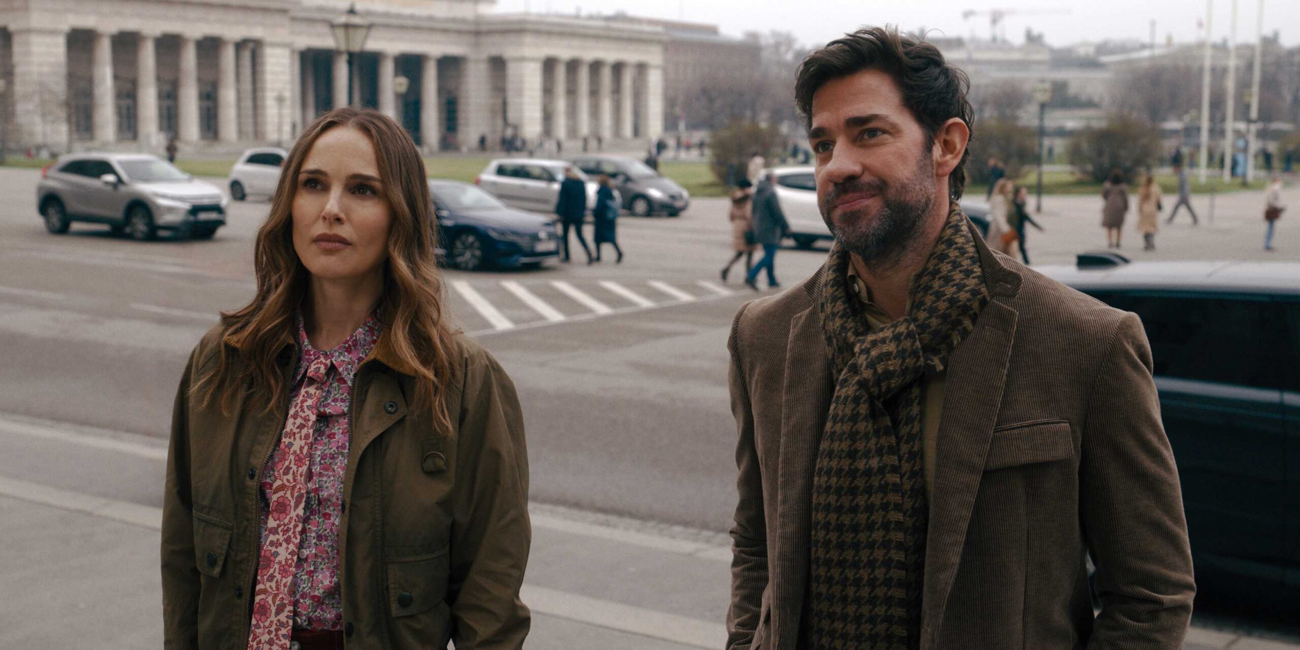 Лук улыбается, а Шарлотта смотрит в пустоту, как они смотрят что-то вдали в фильме "Источник молодости"