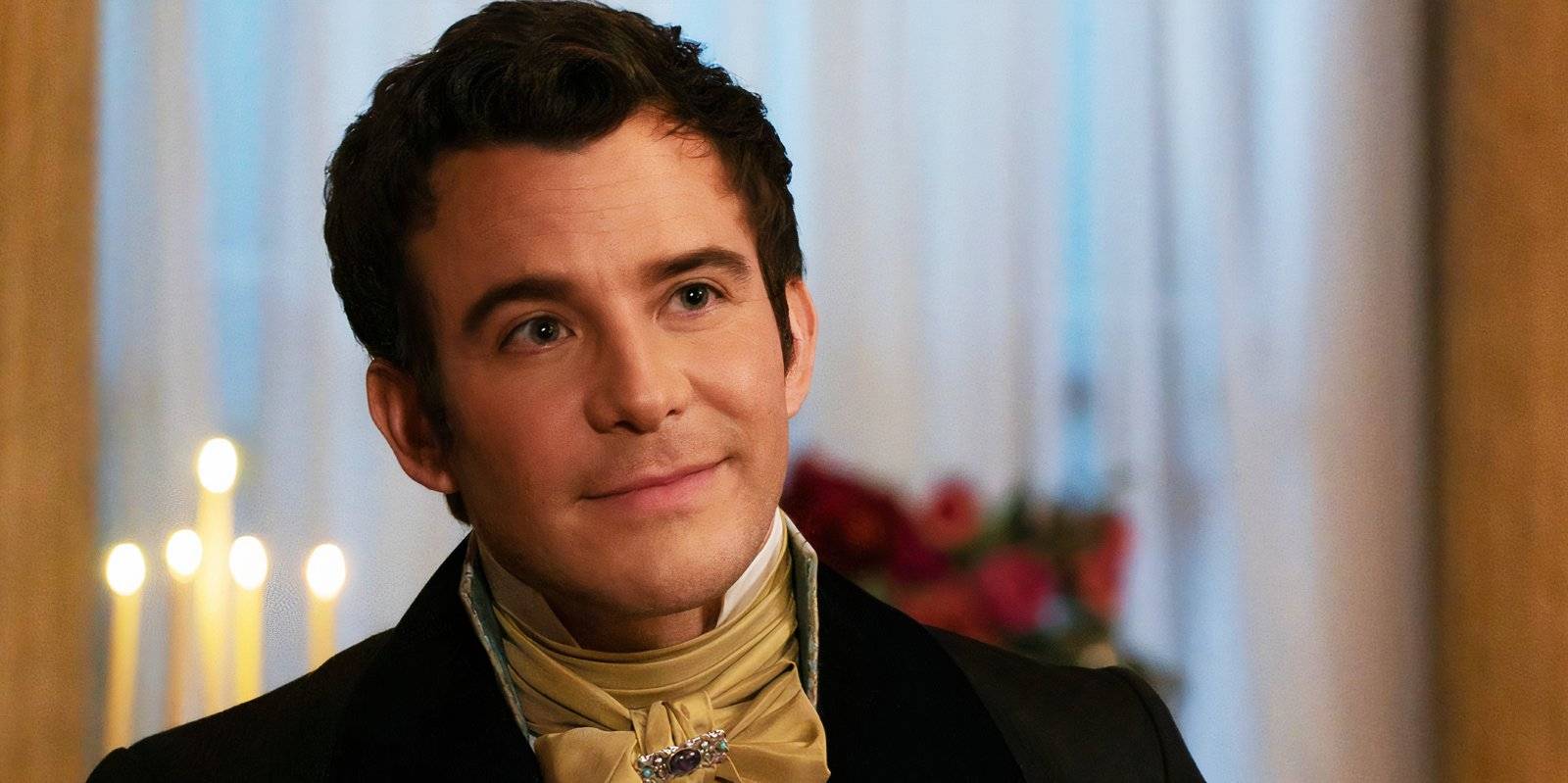 Лук Томпсон в роли Беддикта, улыбающийся в третьем сезоне "Bridgerton"