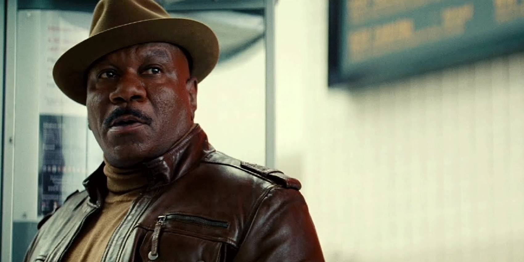 Льютер в шляпе и кожаной куртке в фильме "Mission: Impossible - Rogue Nation"