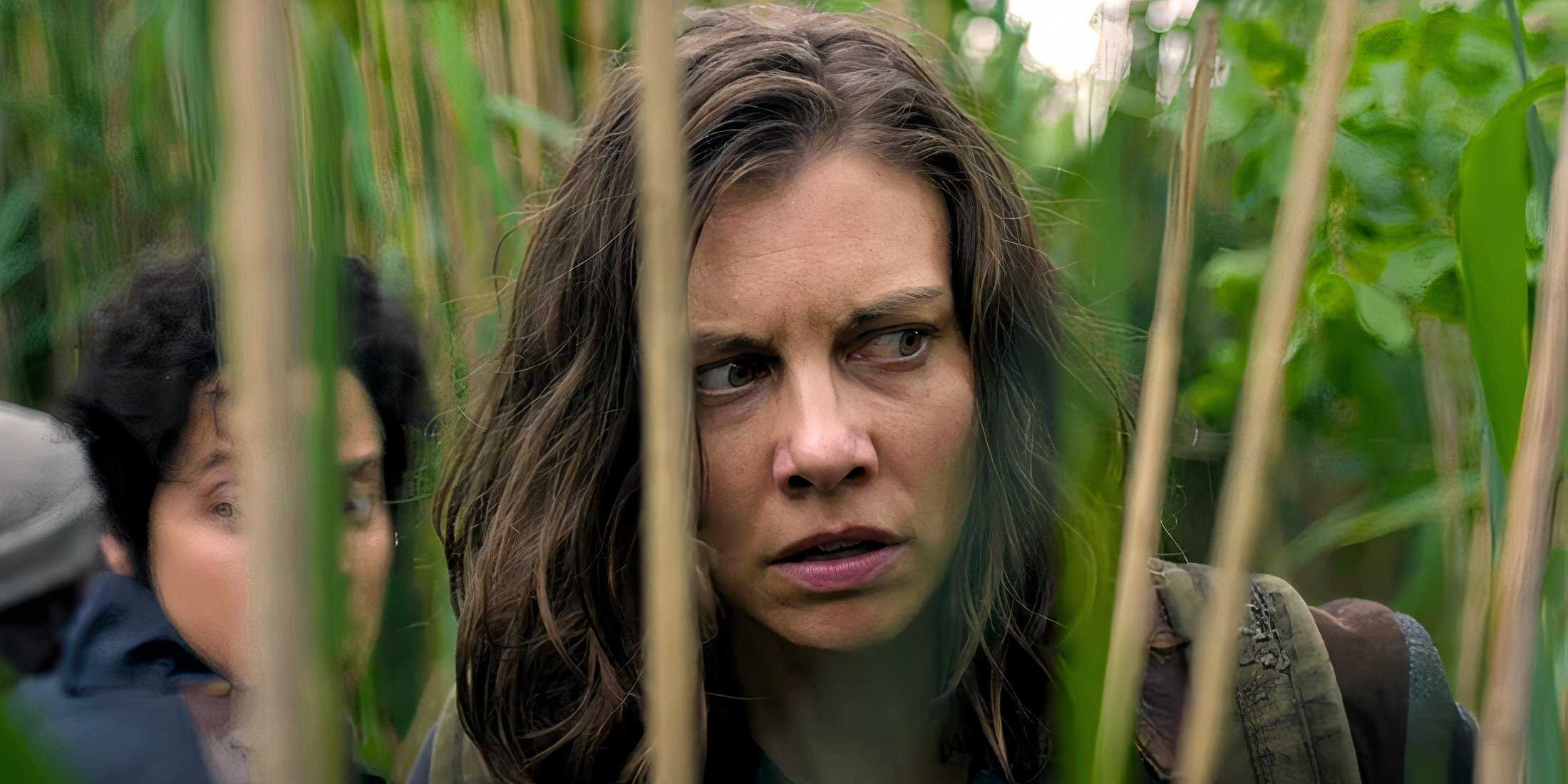 Мэгги и солдаты Федерации "Новый Вавилон" в высокой траве в 2 сезоне сериала "Ходячие мертвецы: Город мертвых", эпизод 3