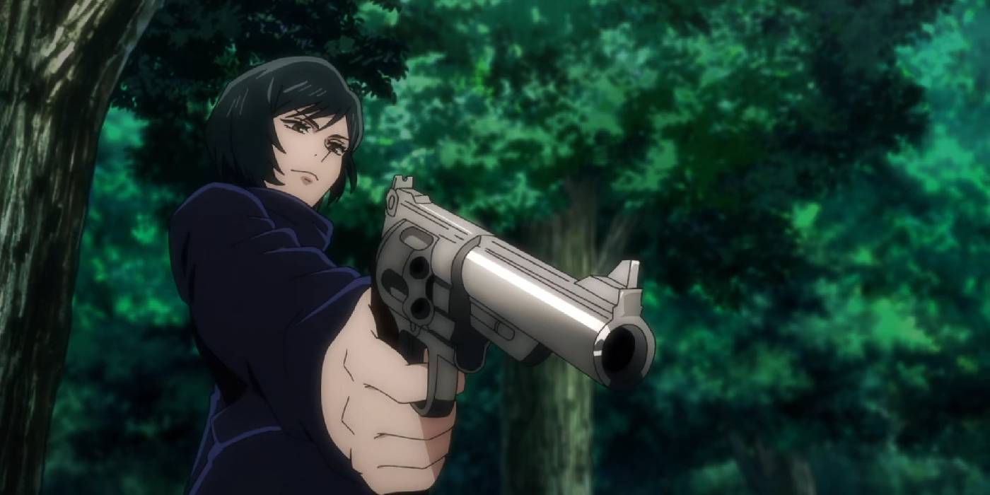 Май Зенин, указывающая на пистолет вниз, стоящая в лесу в Jujutsu Kaisen
