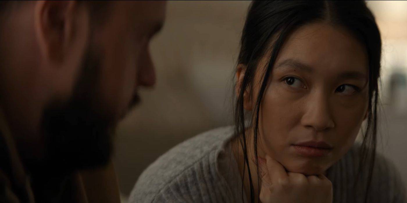 Джесс Хонг в роли Джин Чен, прислонившейся головой к ладони в 3 Body Problem