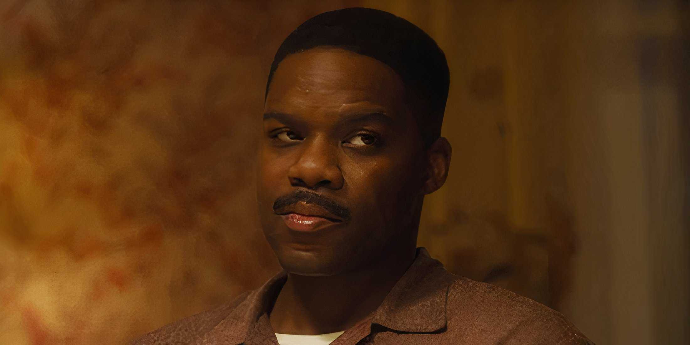 Человек, выглядящий слегка обеспокоенным в IT: Welcome to Derry