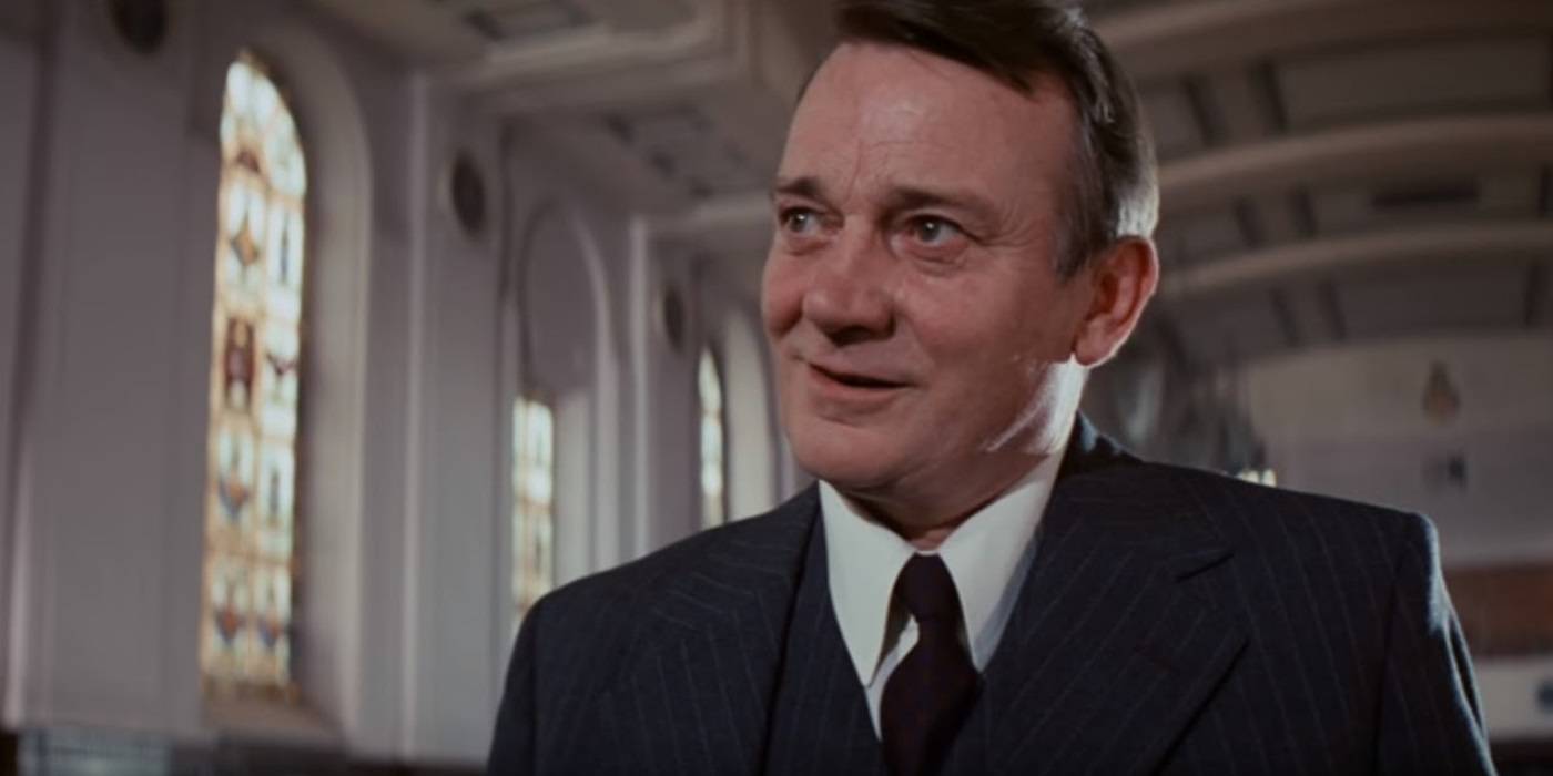 Маркус Броди в костюме в фильме "Райдеры утраченной арки"