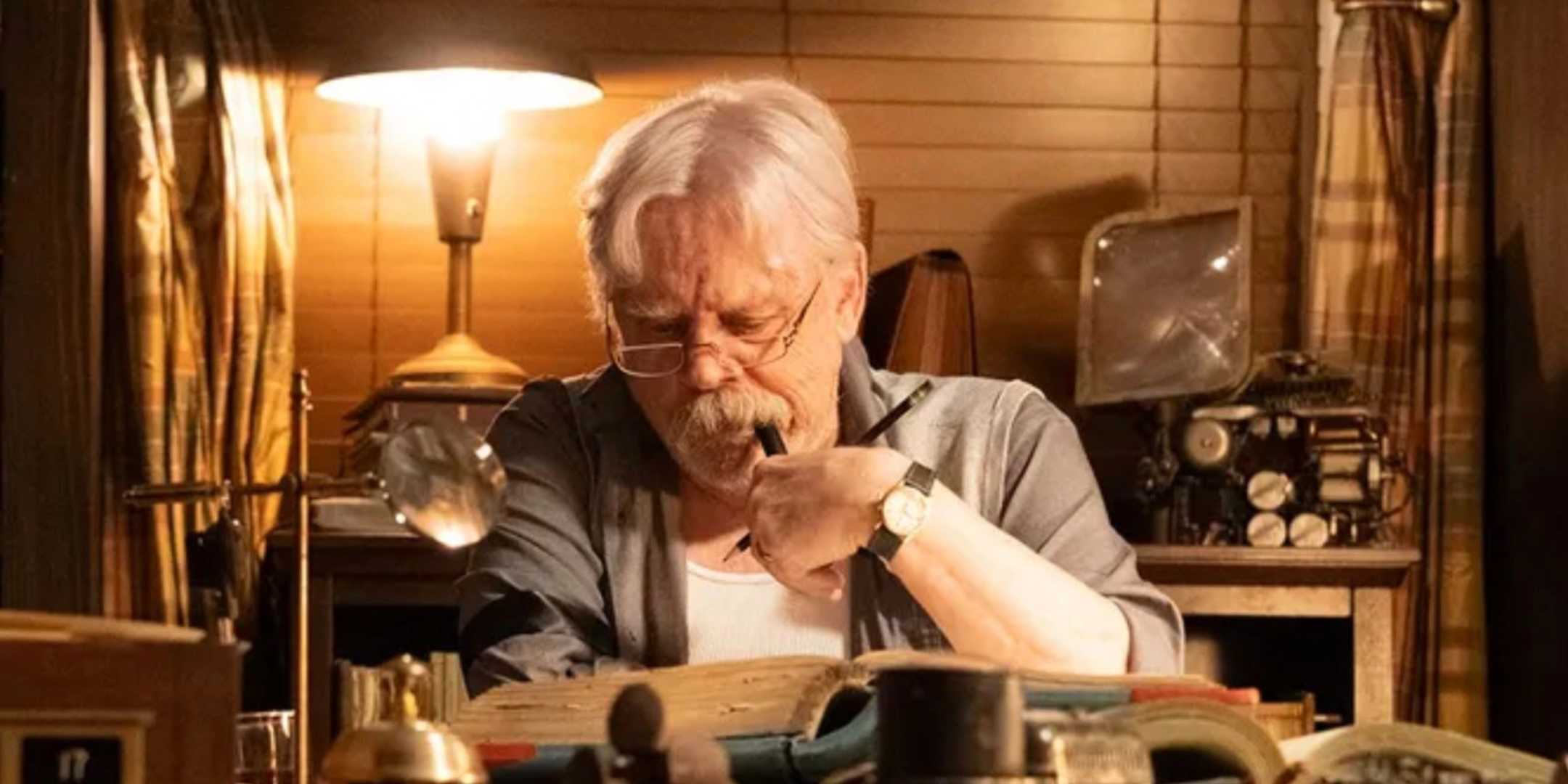 Марк Хэммилл сидит за столом в «Жизни Чака»